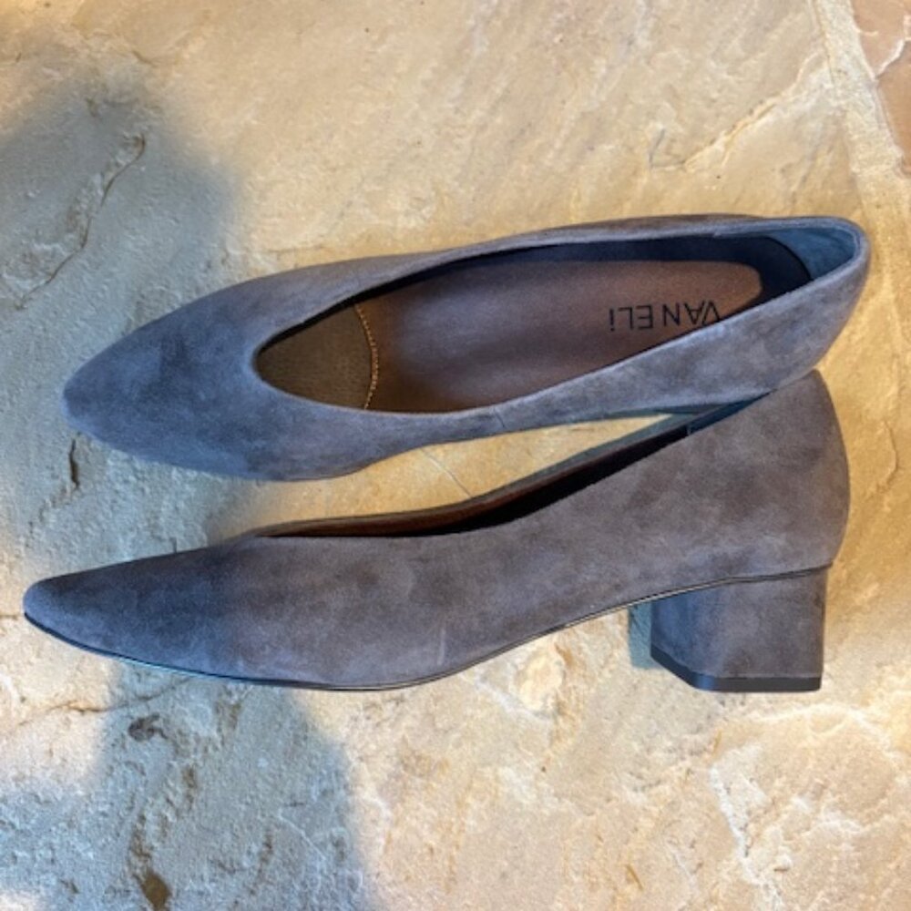 New Vaneli Classic Designer Gray Suede Pumps Size 9 Narrow Slim